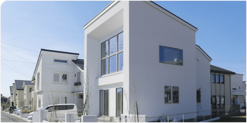 白を基調としたシンプルでモダンな外観の新築戸建住宅が立ち並ぶ住宅街
